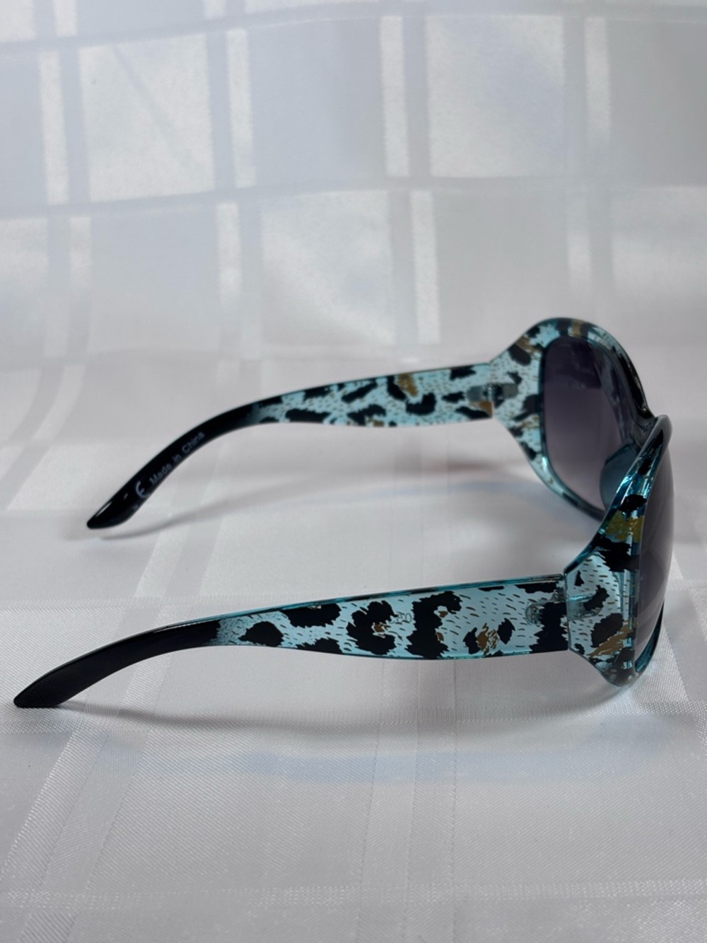 MUST BUNDLE 3 $5 ITEMS Black and BlueGreen Pattern Sunglasses - Picture 6 of 10